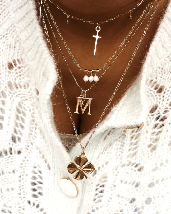accumulation colliers plaqué or tendance pendentifs croix lettre initiale trèfle porte bonheur bijoux créateurs fait main france