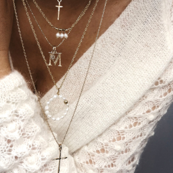 accumulation colliers plaqué or tendance pendentifs croix lettre initiale cercle perles bijoux créateurs fait main france