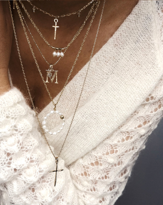accumulation colliers plaqué or tendance pendentifs croix lettre initiale cercle perles bijoux créateurs fait main france