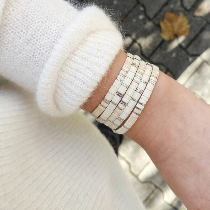 accumulation bracelets tendance perles plates en verre carrées japonaises miyuki argent gris blanc bijoux créateur france fait main