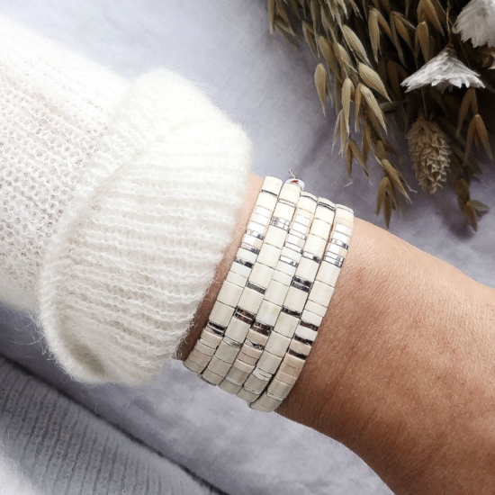 accumulation bracelets tendance perles plates en verre carrées japonaises miyuki argent gris blanc bijoux créateur france fait main