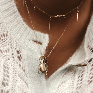 accumulation colliers plaqué or tendance pendentifs croix scarabée porte bonheur bijoux créateurs fait main france