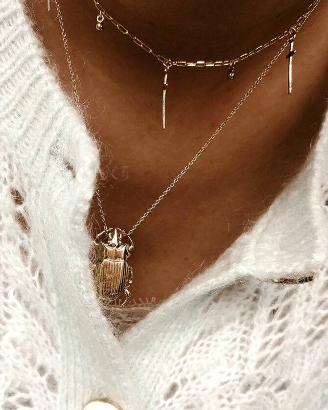 accumulation colliers plaqué or tendance pendentifs croix scarabée porte bonheur bijoux créateurs fait main france