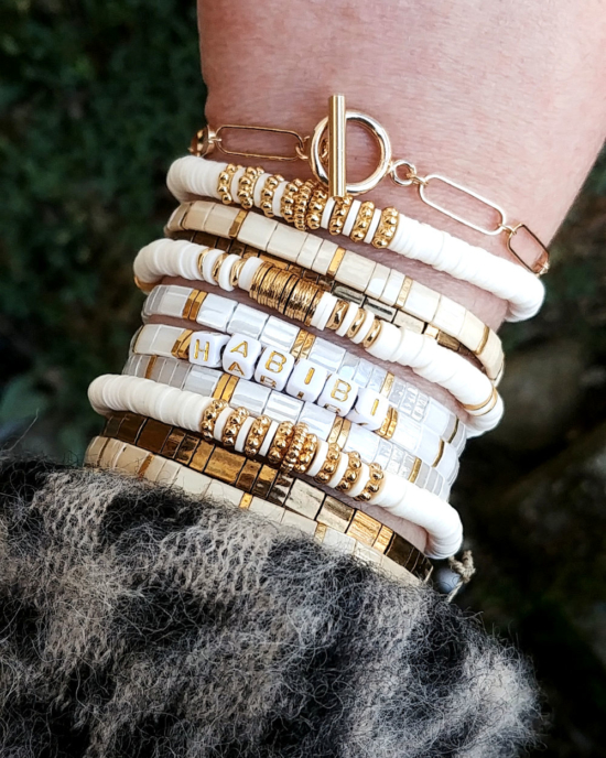 accumulation bracelets tendance heishi surfer et perles plates en verre carrées japonaises miyuki or blanc mot à personnaliser bijoux créateur france fait main