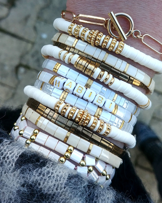 accumulation bracelets tendance heishi surfer et perles plates en verre carrées japonaises miyuki or blanc mot à personnaliser bijoux créateur france fait main