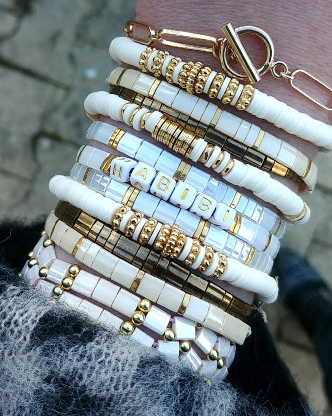 accumulation bracelets tendance heishi surfer et perles plates en verre carrées japonaises miyuki or blanc mot à personnaliser bijoux créateur france fait main