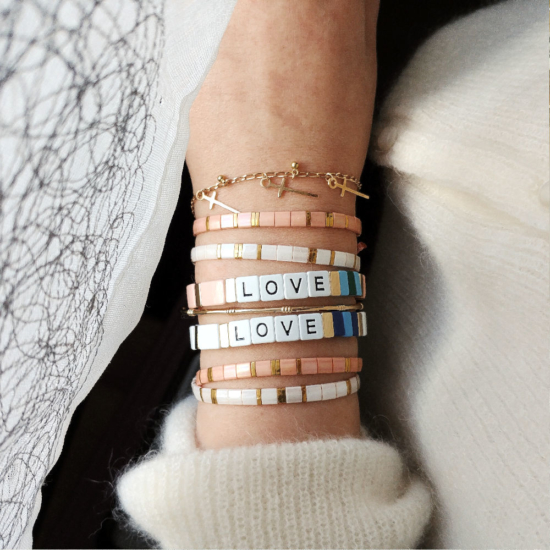 bijoux tendance bracelet perles métal émaillé email mot love bracelet coloré perles carrée plate