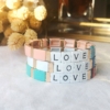 bijoux tendance bracelet perles métal émaillé email mot love bracelet coloré perles carrée plate