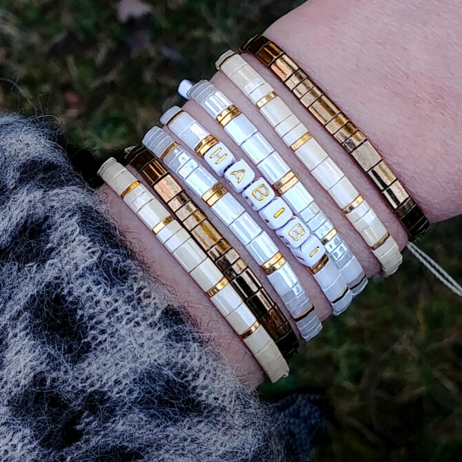 accumulation bracelets tendance perles plates en verre carrées japonaises miyuki or blanc beige bijoux créateur france fait main