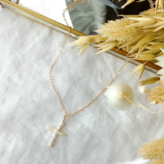collier croix en perles d'eau douce fait main bijoux créateur