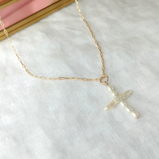 collier croix en perles d'eau douce fait main bijoux créateur