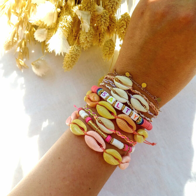 bracelets tendance heishi surfer mot coquillage cauri rose jaune fait main bijoux créateur france