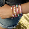 bracelets tendance heishi surfer mot coquillage cauri rose jaune fait main bijoux créateur france
