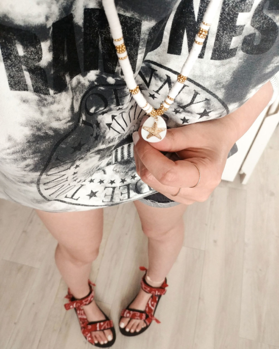collier heishi surfer bohème blanc étoile de mer bijoux or fait main bijoux créateur français sweat tie dye sandales trekky bandana
