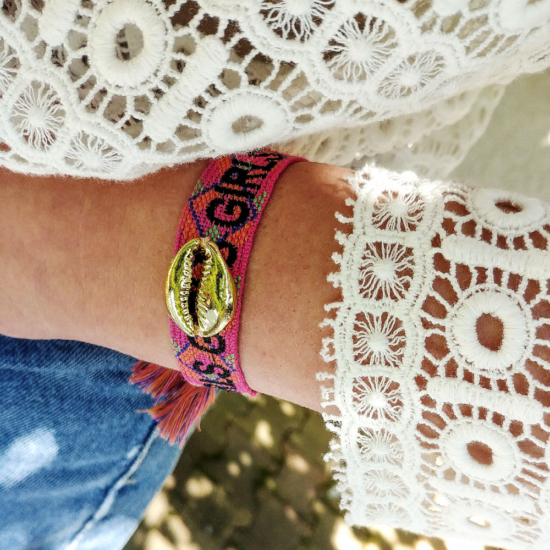 bijoux tendance bracelet brésilien coton tissé mot brodé girls avec pompons cauri or