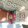 bracelets tendance heishi surfer mot coquillage cauri rose jaune fait main bijoux créateur france