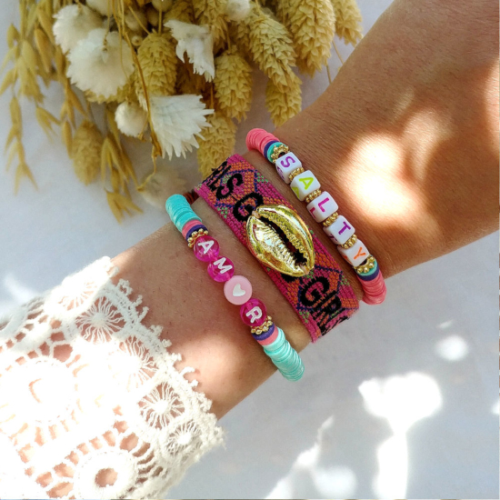 bracelets tendance heishi surfer mot coquillage cauri rose jaune fait main bijoux créateur france