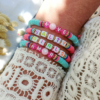 bracelets tendance heishi surfer mot coquillage cauri rose jaune fait main bijoux créateur france