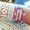bracelets tendance heishi surfer mot coquillage cauri rose jaune fait main bijoux créateur france