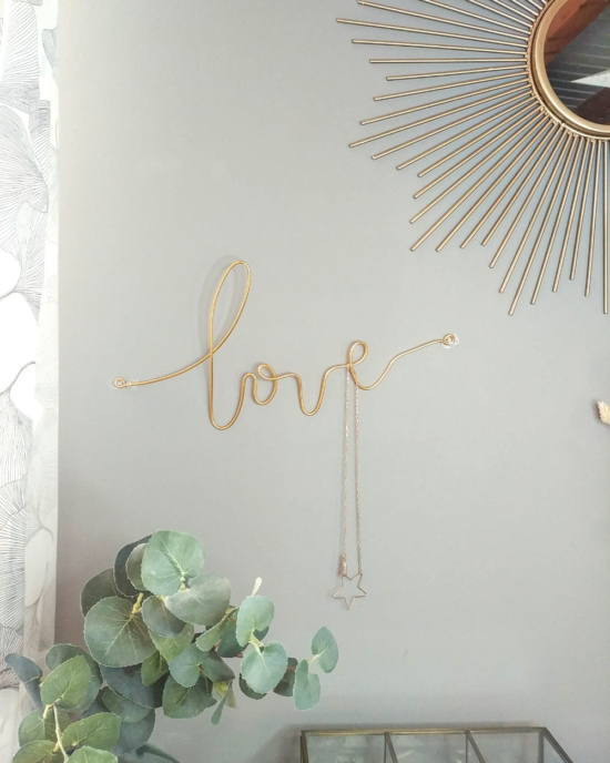 décoration murale et porte bijoux pour ranger ses colliers mot love fait main créateur bijoux france