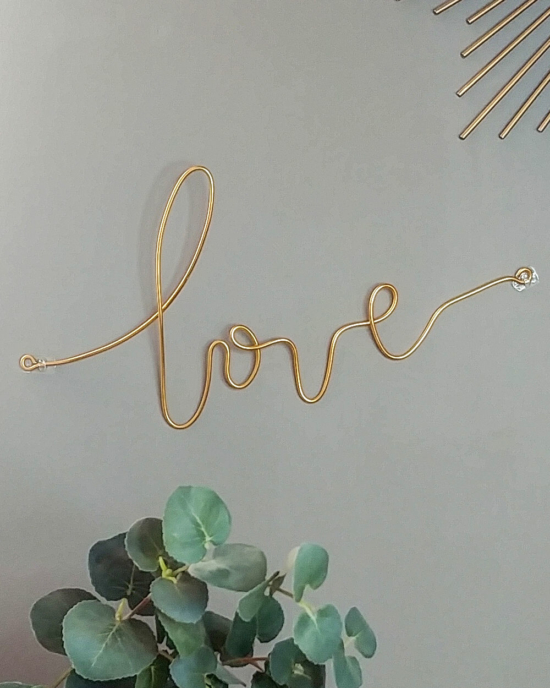 décoration murale et porte bijoux pour ranger ses colliers mot love fait main créateur bijoux france
