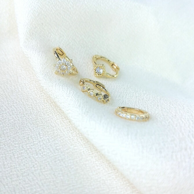 bijoux boucles d'oreilles plaqué or petites créoles galaxie lune et etoile scintillante accumulation