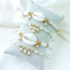 bracelet nacre perle mot à personnaliser tendance fait main bracelet heishi surfer coquillage cauri bohème bijoux créateur