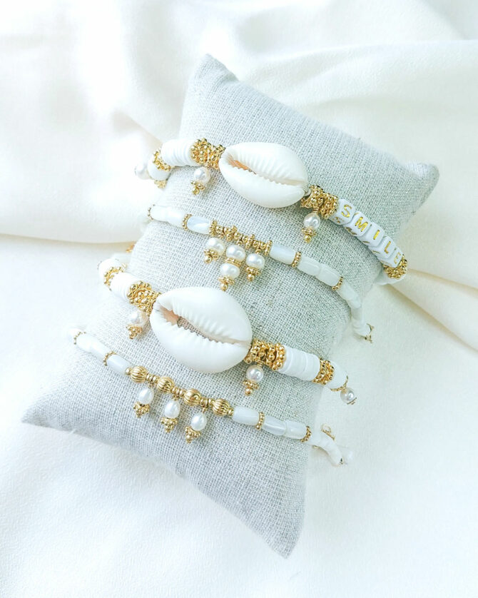 bracelet nacre perle mot à personnaliser tendance fait main bracelet heishi surfer coquillage cauri bohème bijoux créateur