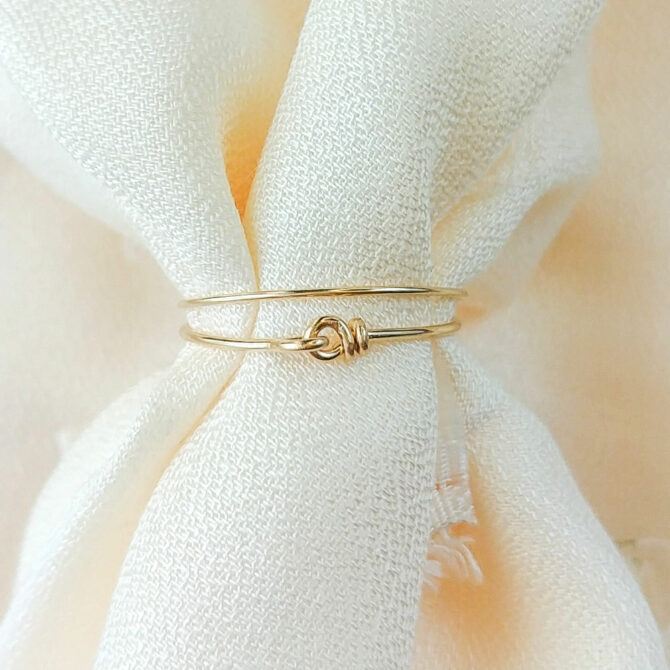 bagues anneaux fins et simples à superposer bijoux tendance de créateur fait main plaqué or
