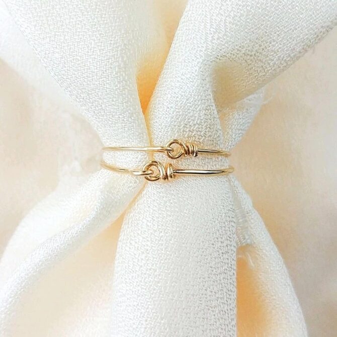 bagues anneaux fins et simples à superposer bijoux tendance de créateur fait main plaqué or