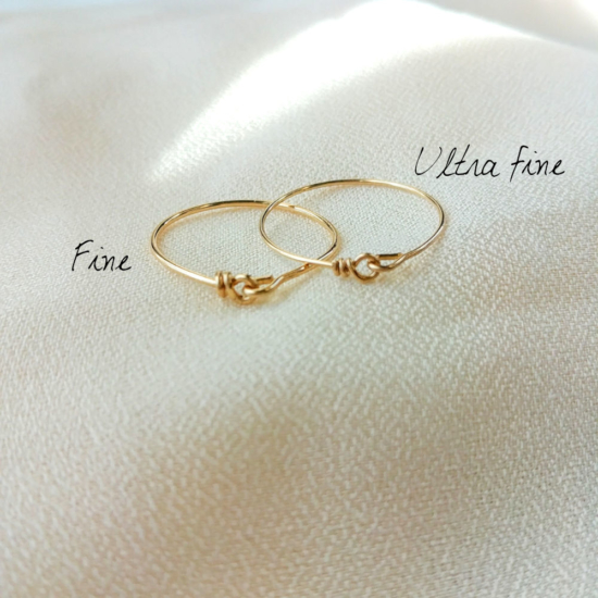 bagues anneaux fins et simples à superposer bijoux tendance de créateur fait main plaqué or