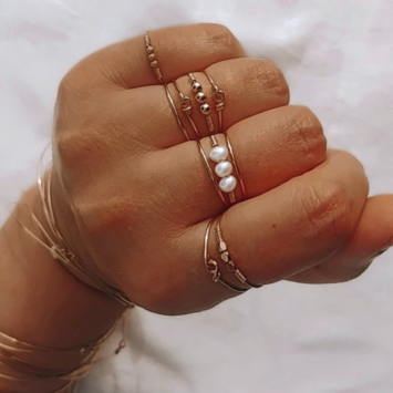 bague semainier simple fin gold filled anneau perle bijoux à accumuler créatrice fait main france