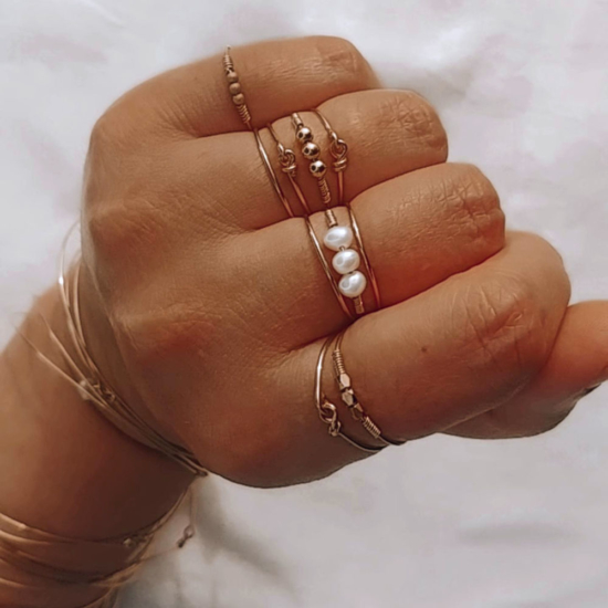 bague semainier simple fin gold filled anneau perle bijoux à accumuler créatrice fait main france