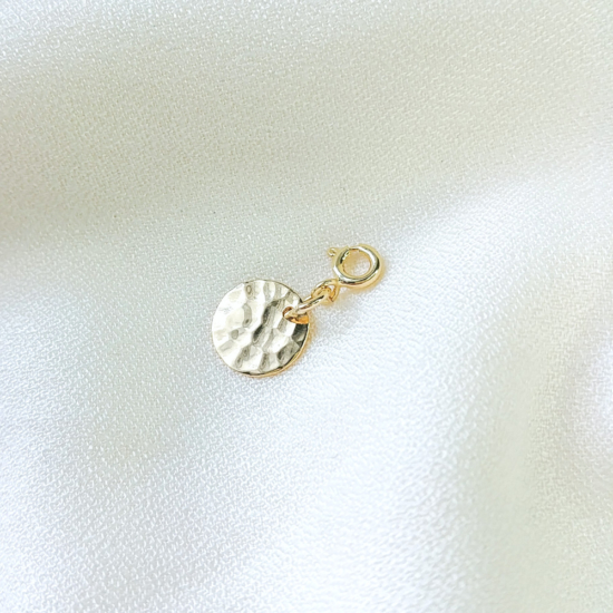 pendentif charm's médaille martelée plaqué or