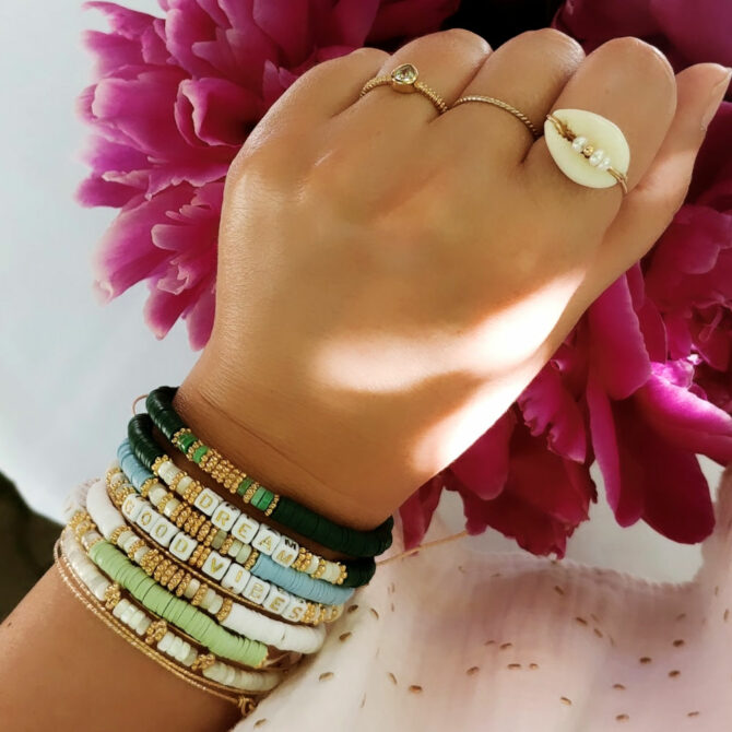 bracelets heishi mot à personnaliser tendance fait main bracelet heishi surfer bohème coquillage cauri été summer bijoux créateur france créatrice instagram
