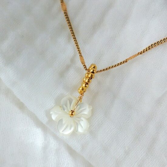 collier fleur nacre tendance été summer coquillage cauri nacre fleur or fait main bijoux créateur made in france