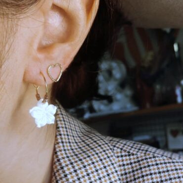 bijoux boucle d'oreilles petites créoles fleur nacre or