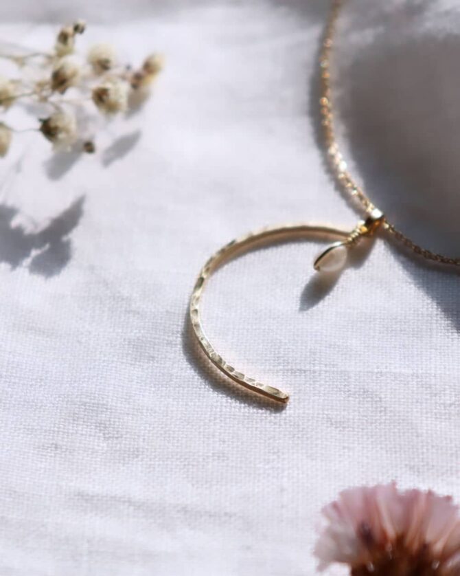 collier lune martelée or perle de culture fait main bijoux créateur made in france