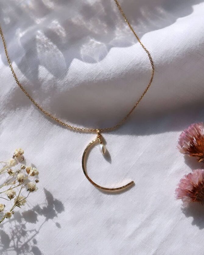 collier lune martelée or perle de culture fait main bijoux créateur made in france