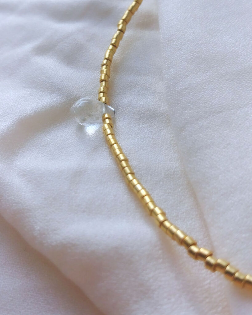 Collier en perles dorées et perles d'eau douce naturelles femme
