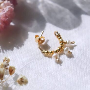 petites créoles simple avec perle de culture boucle d'oreille fait main en france créatrice bijoux gold filled et argent 925