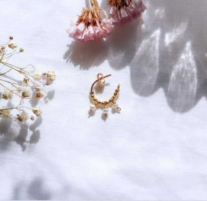 petites créoles simple avec perle de culture boucle d'oreille fait main en france créatrice bijoux gold filled et argent 925