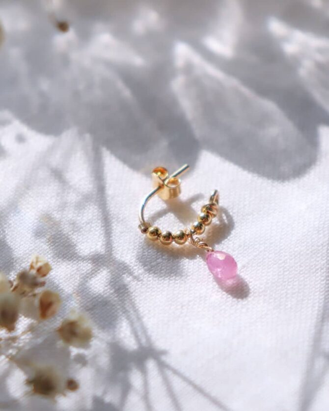 petites créoles avec pierre précieuse saphir rose boucle d'oreille fait main en france créatrice bijoux gold filled et argent 925