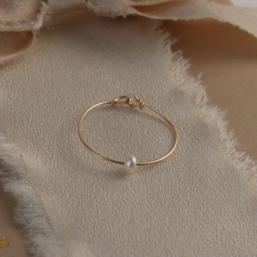 Bague fine simple anneau perle de culture fait main en france bijoux créateur tendance gold filled or laminé Créatrice instagram
