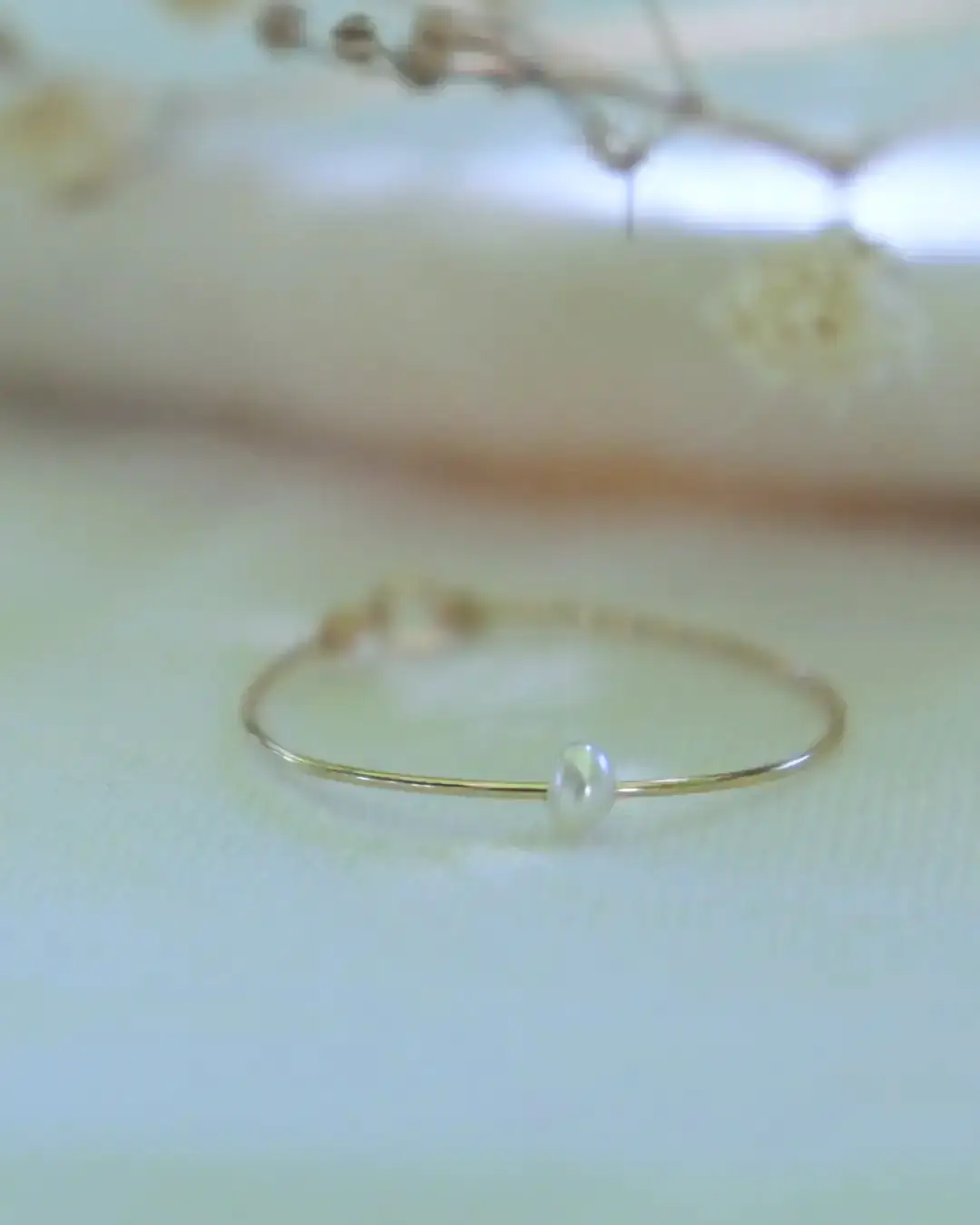Bague fine simple anneau perle de culture fait main en france bijoux créateur tendance gold filled or laminé Créatrice instagram