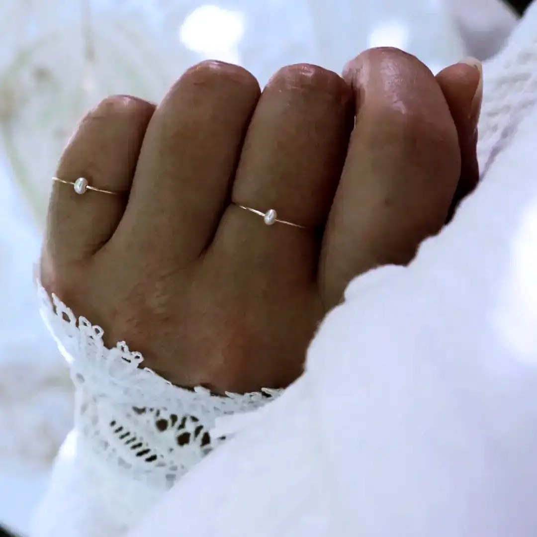Bague fine simple anneau perle de culture fait main en france bijoux créateur tendance gold filled or laminé Créatrice instagram